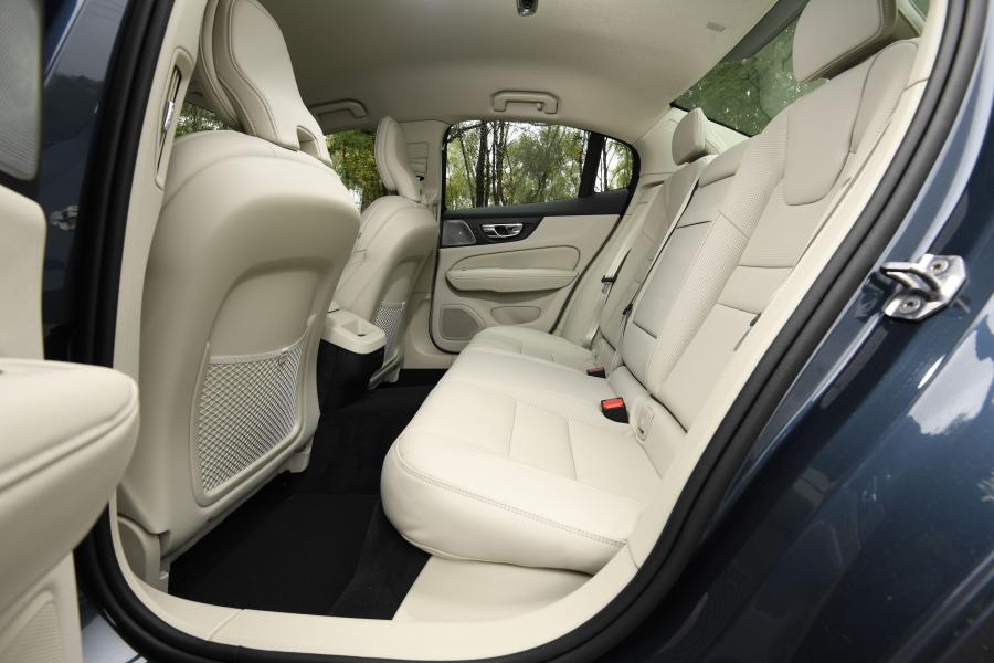 Интерьер Volvo S60 T5 Inscription 2019 года  (UK) (фото 8 из 12)